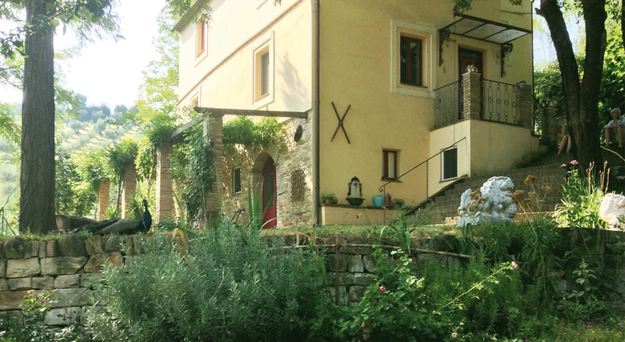 Il casale Villa Castelplanio con scala e giardino